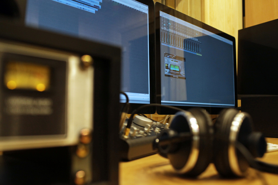 В Госдуме предложили слушать треки с нецензурной лексикой только офлайн